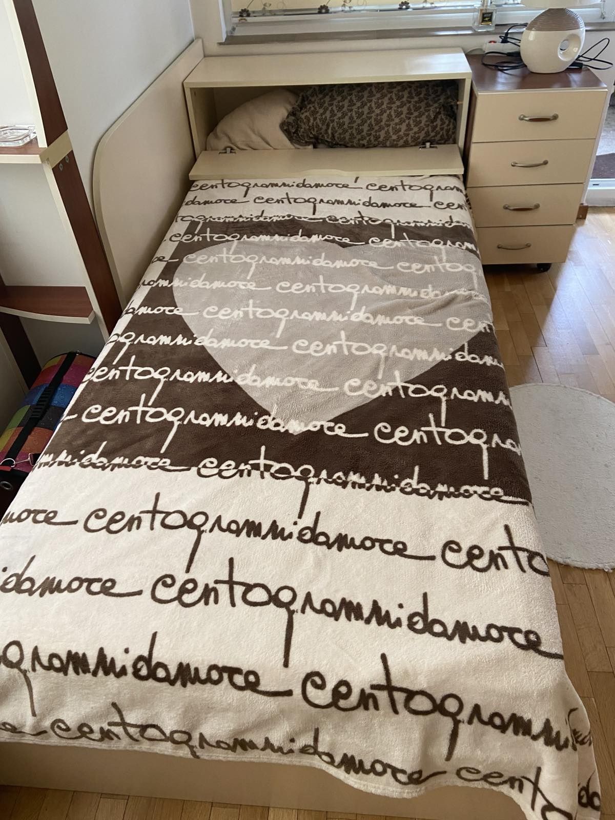 Легло с чекмеджета и подвижно нощно шкафче