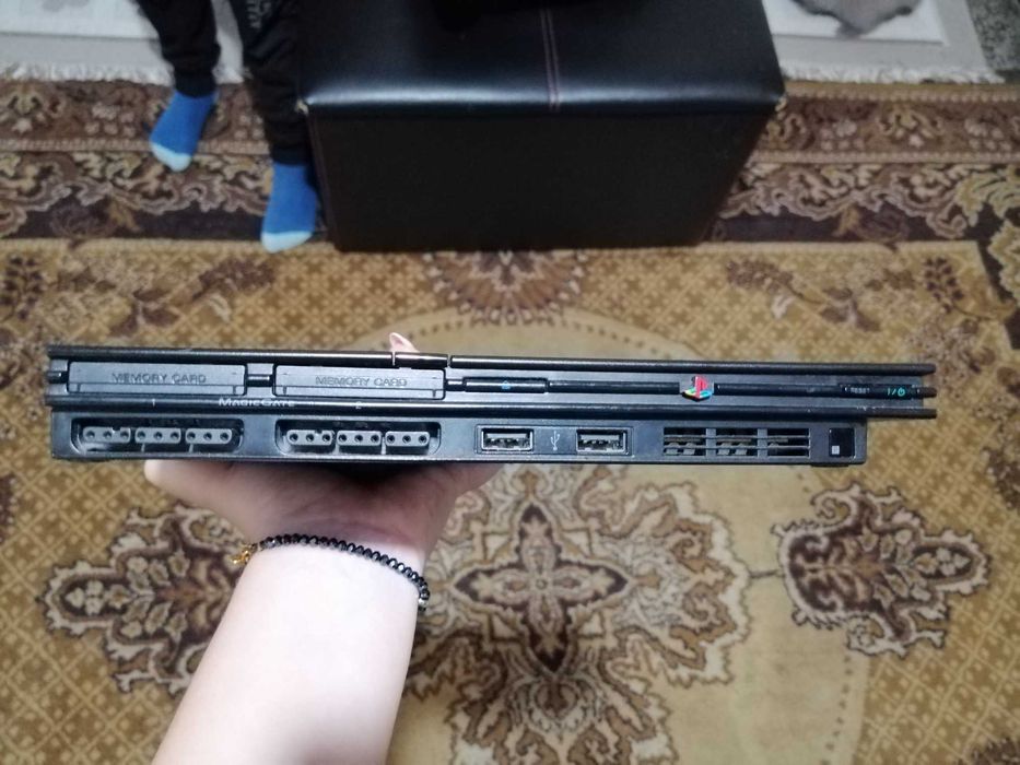 PS2 с един джойстик и 4 игри