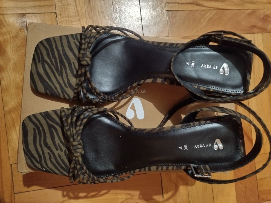 Сандали BY VERY, зебра принт