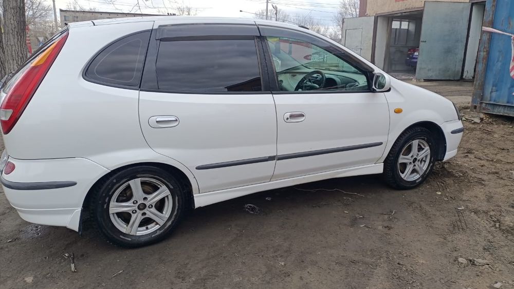 Продам машину Nissan tino