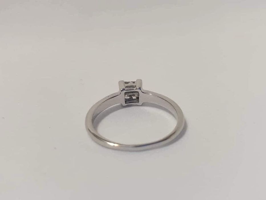 inel din aur alb de 14k,cu diamante de 0,15k ,nou
