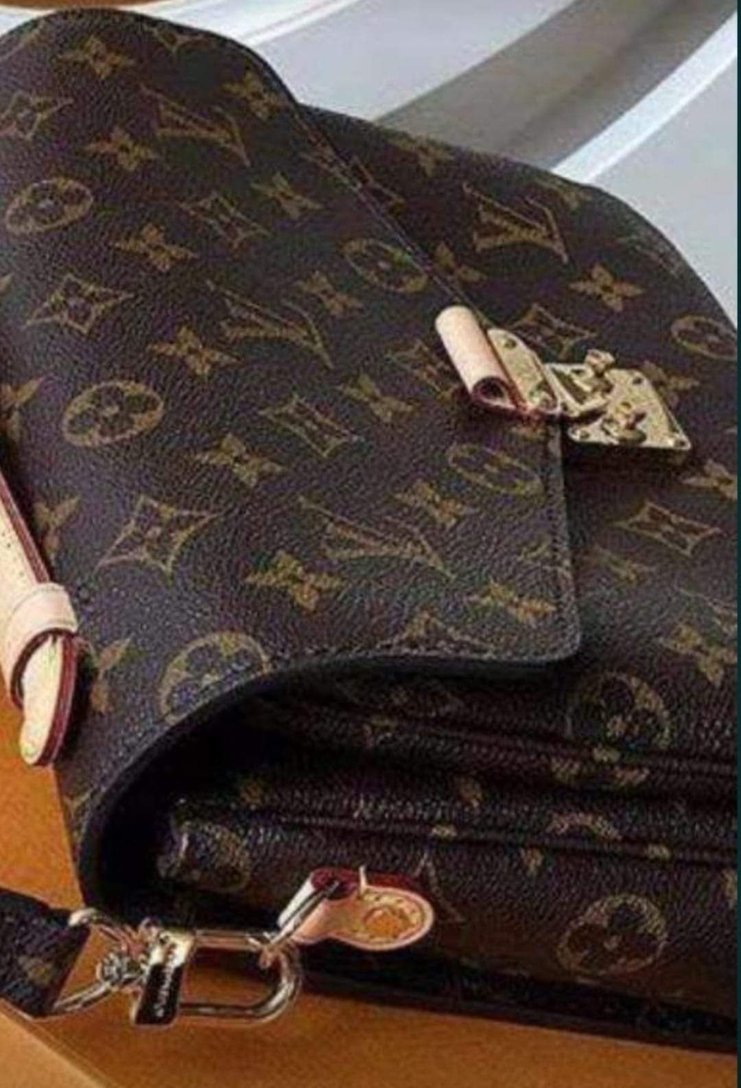 Geantă Louis Vuitton Pochette Metis 25/15cm,Franța,saculet,etichetă