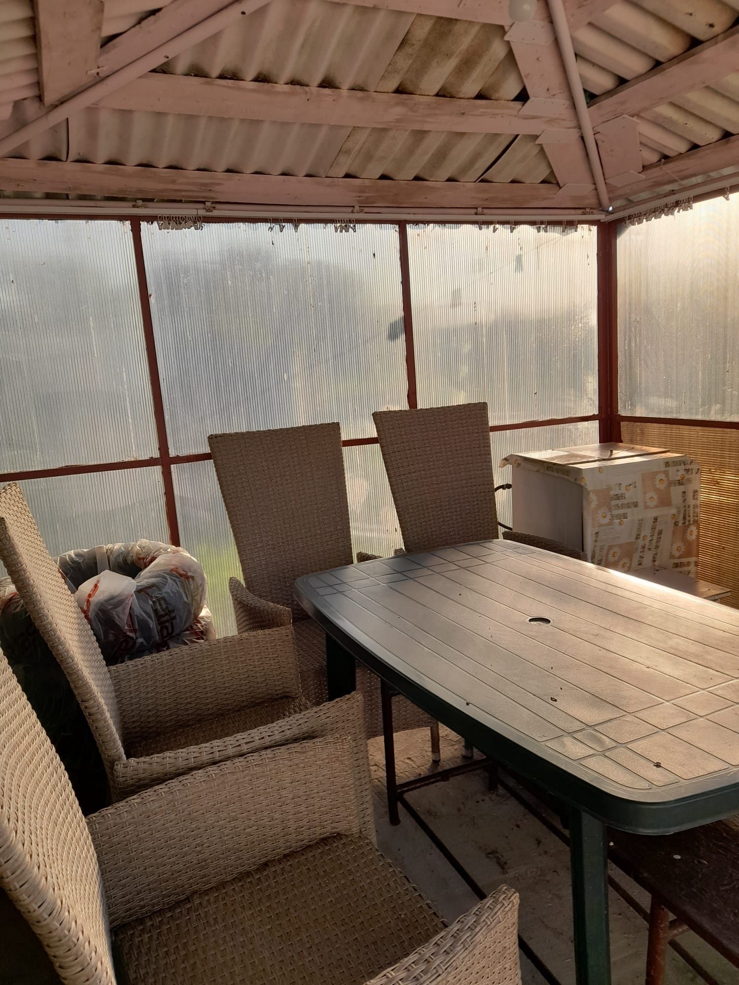 Vand locatie de vacanta (teren+casuta si anexe)