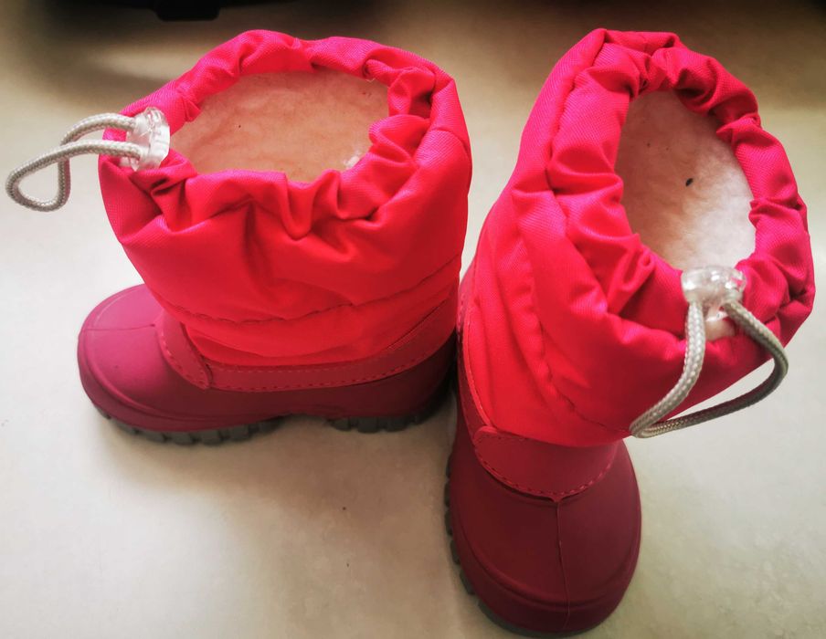 Бебешки апрески, нови,неизползвани!20 номер отговарящ на стелка 12.5см