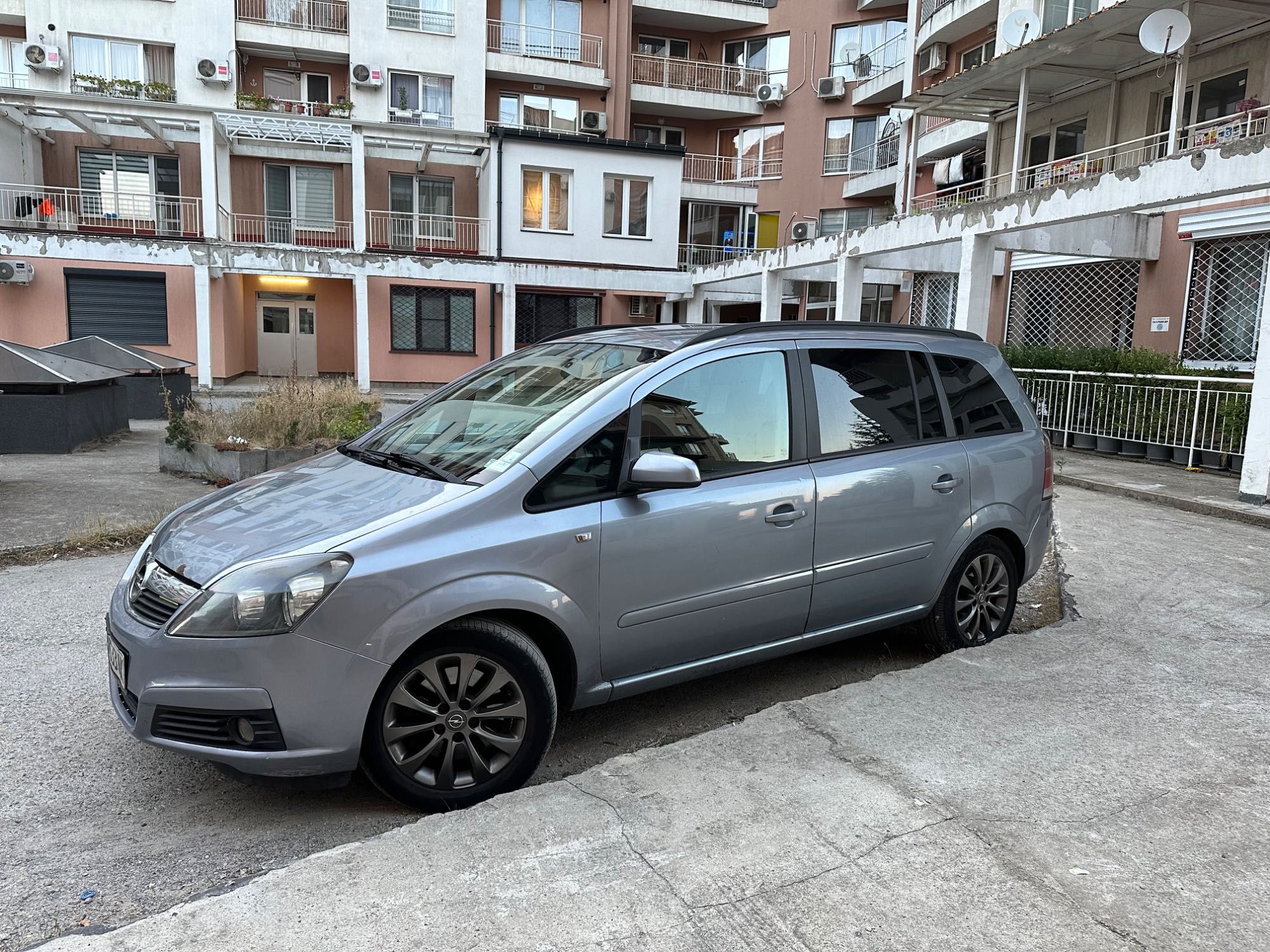 Opel Zafira B 1.9 CDTI (120 к.с.) -
2006 г. - за ремонт или части