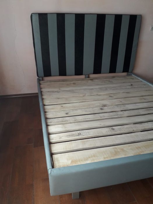 Pat matrimonial din lemn tapitat