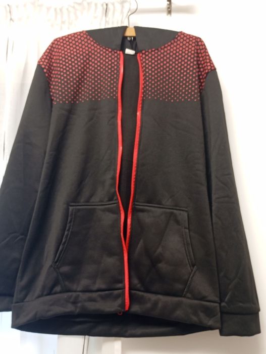 Trening negru cu puncte roși.