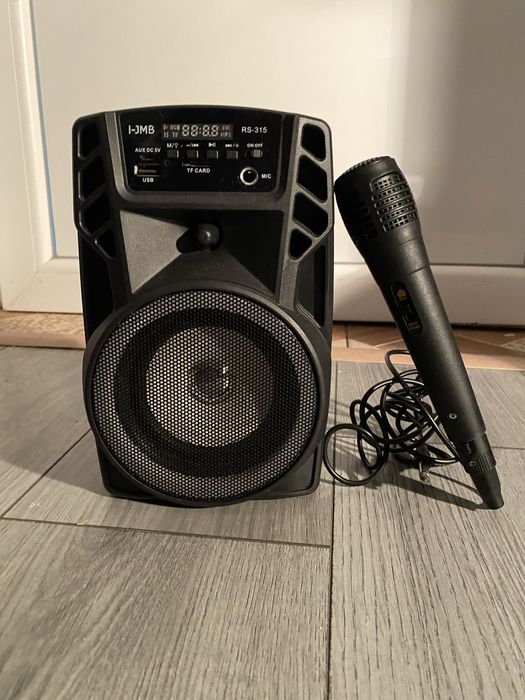 Boxa noua cu tit cu cuteie si microfon la ea