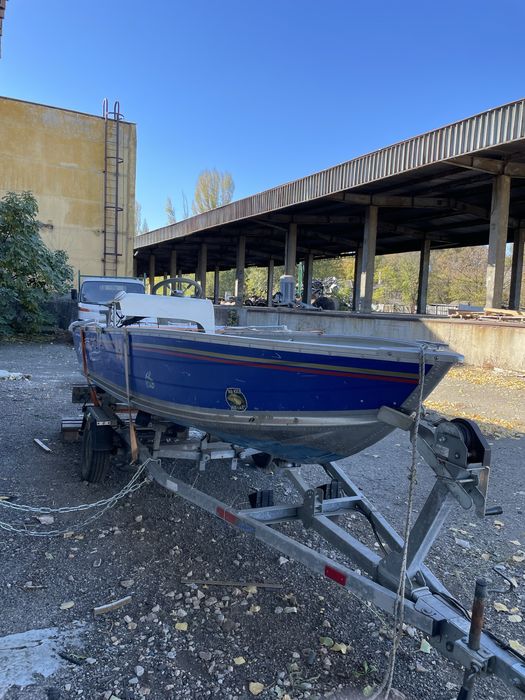 Продавам лодка marine с двигател сонар и колесар