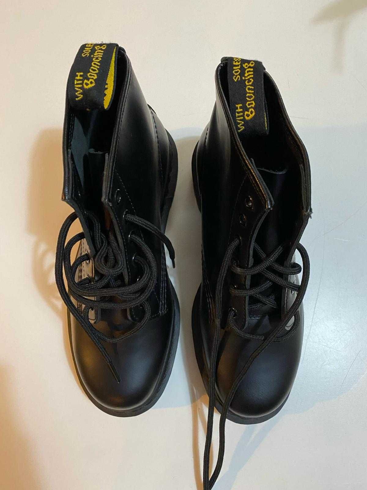 Dr. Martens - The original - with bouncing soles - NOU - marime 39