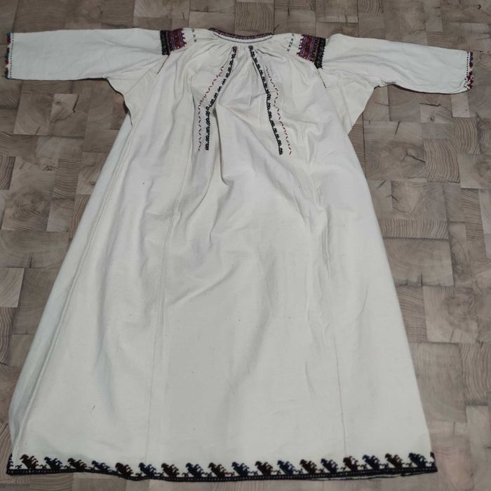 Продавам дамска риза за хърцойска носия