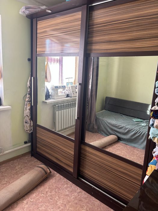 шкаф размер 200*230в хорошем состояний коричневого цвета добротный еще