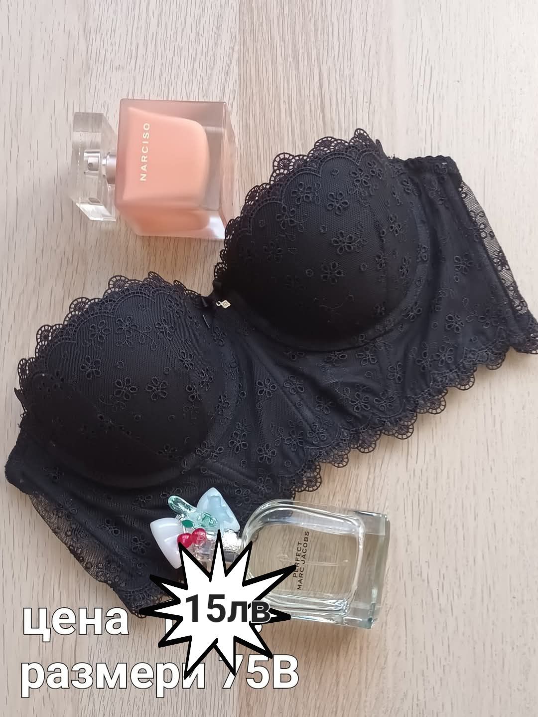 Сутиени цени и размери са написани върху всяка снимка