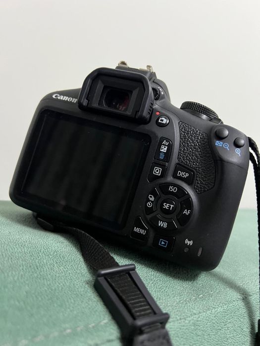 Aparat foto CANON 2000d