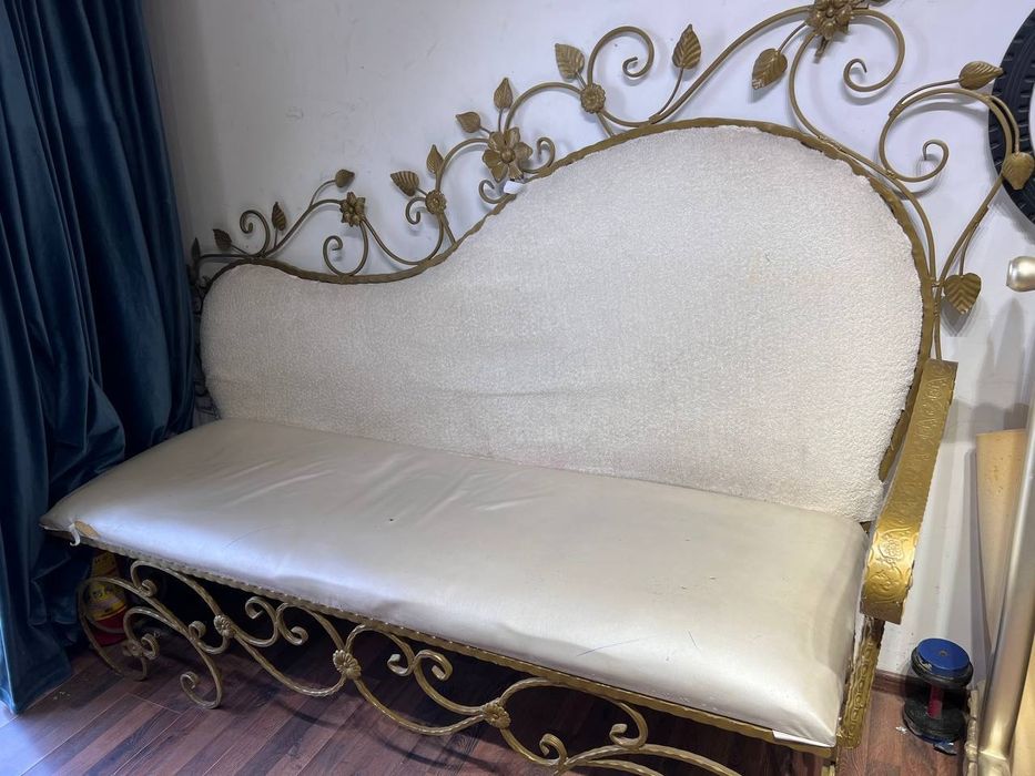 Temirdan ishlangan divan