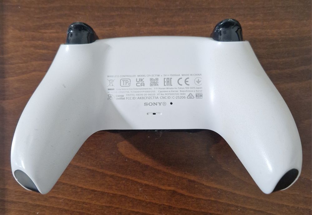 PS 5 игри и контролер