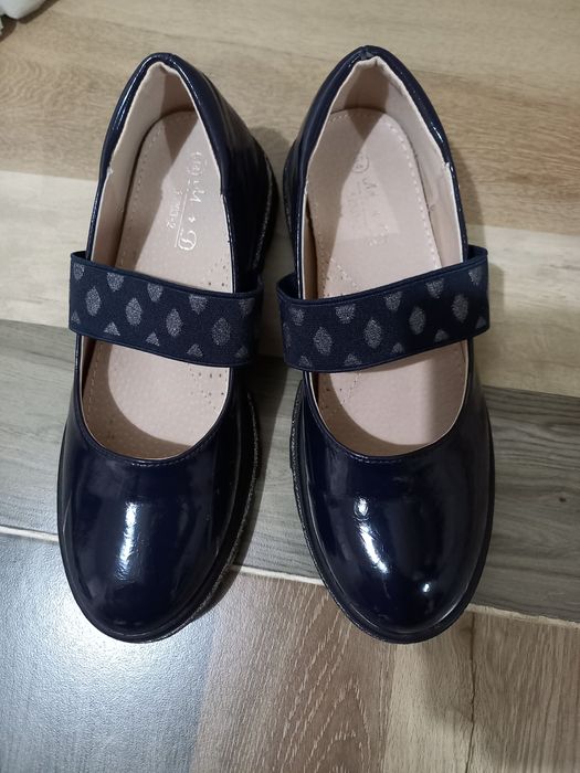 Продам новые лакированные школьные туфли для девочек