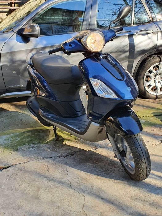 Scuter Piaggio Fly cu motor de 125cm in 4T