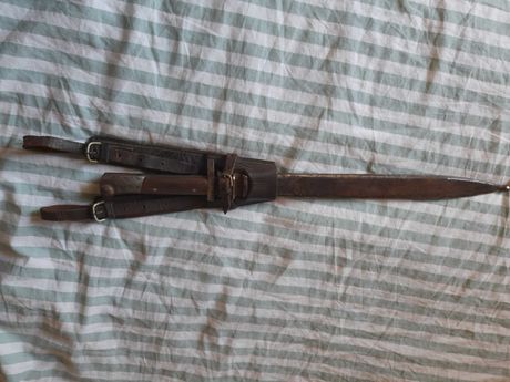 baionetă veche cu teacă în suport de piele