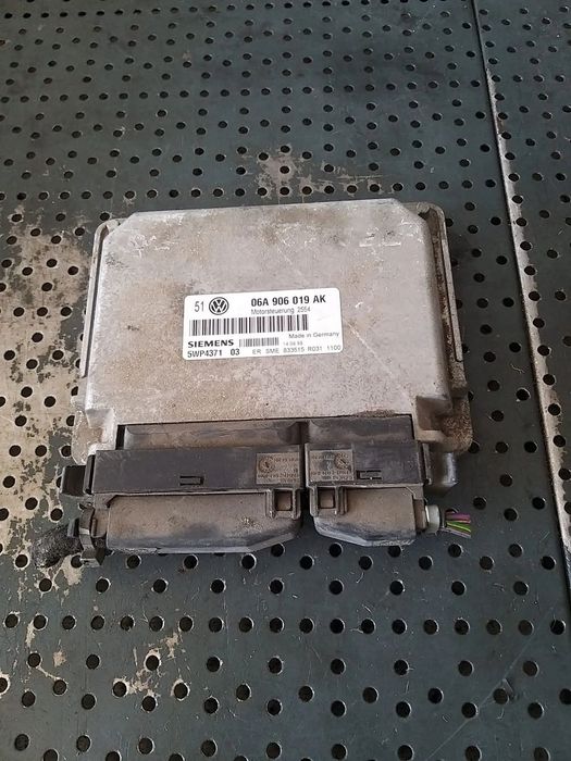 Ecu calculator motor 1.6 b vw golf 4 1j 06a906019ak 5wp437103