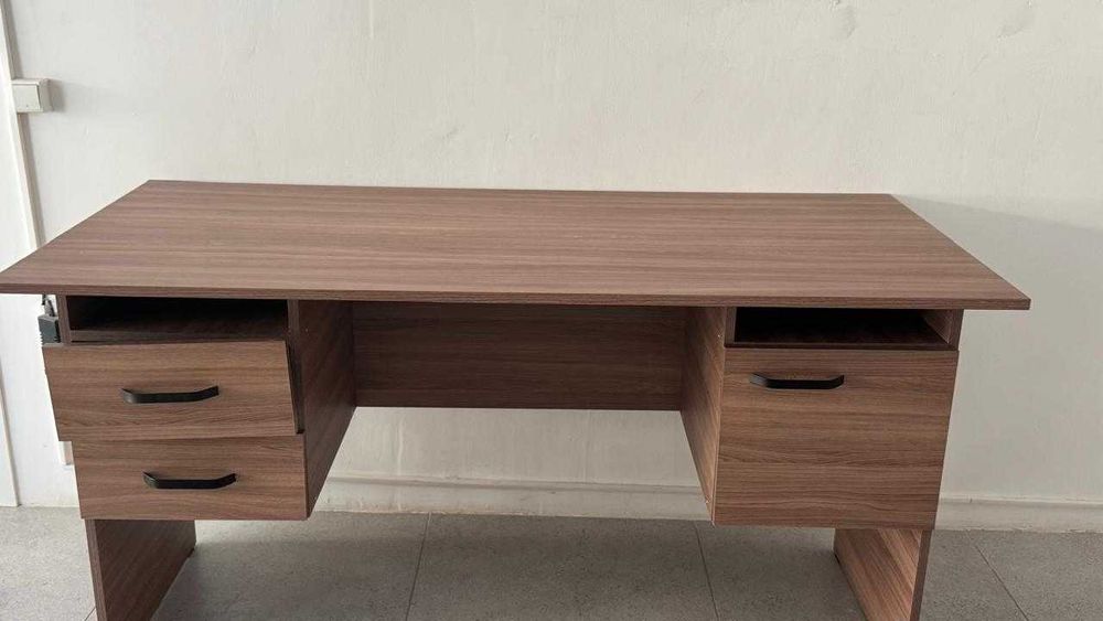 новый офисный стол, подойдут и для дома