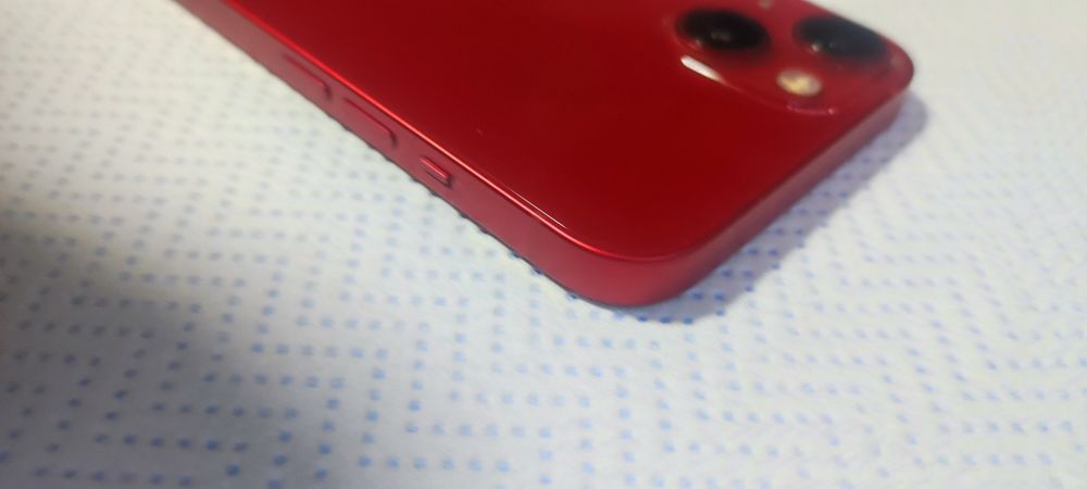 Iphone 13 червен