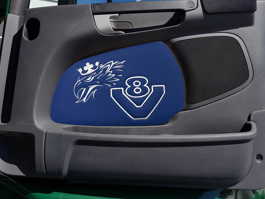 Кожени кори за врати V8 СКАНИЯ R/P/G с бродирано лого различни цветове