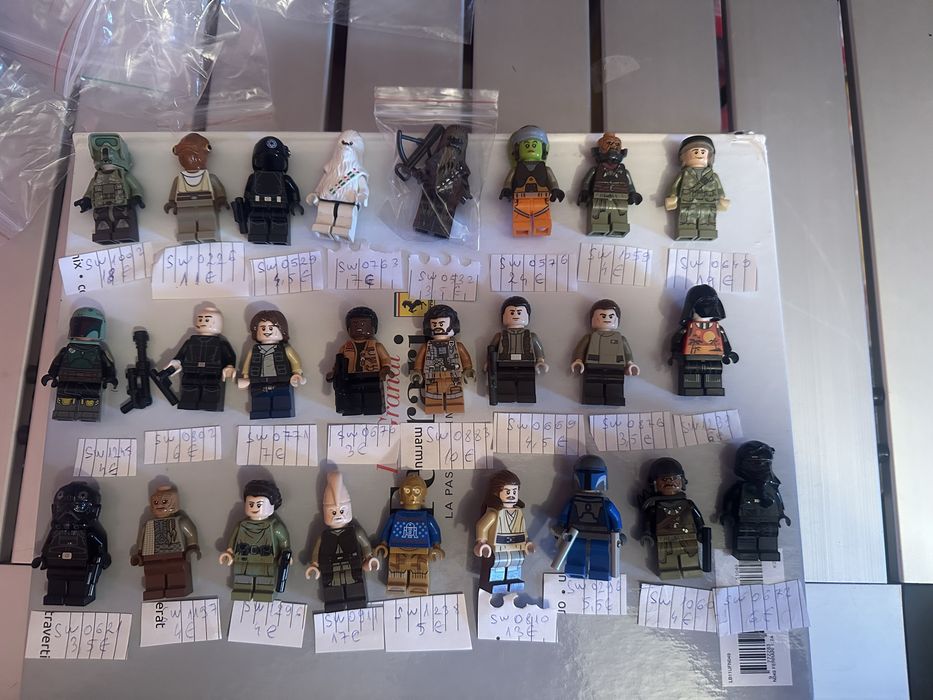 Lego omuleti disponbili peste 1000