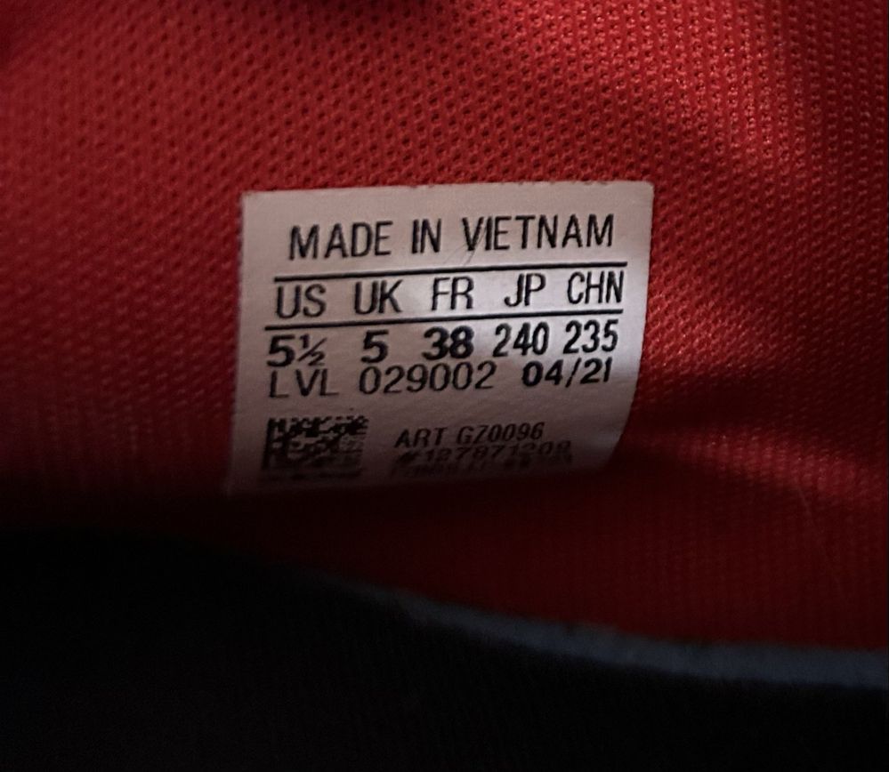 Оригинални маратонки Adidas.