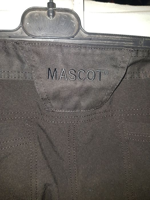 Mascot pantaloni de salopeta