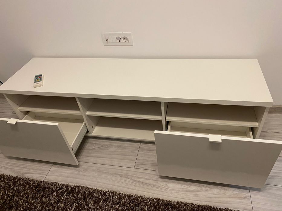 Se vinde comoda TV- alb lucios, in stare foarte bună