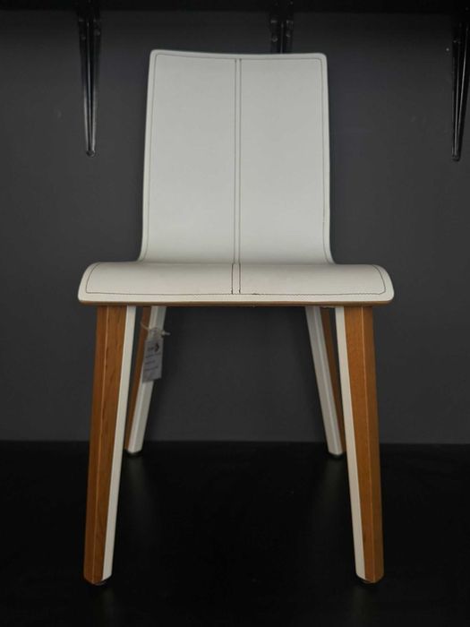 Scaun  ecopiele alba, picioare de lemn nuc inchis si metal alb 1 buc