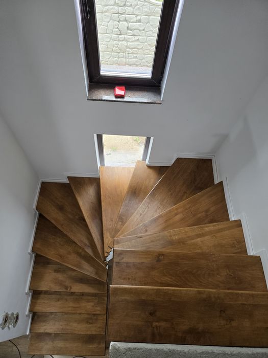 Scări din lemn masiv