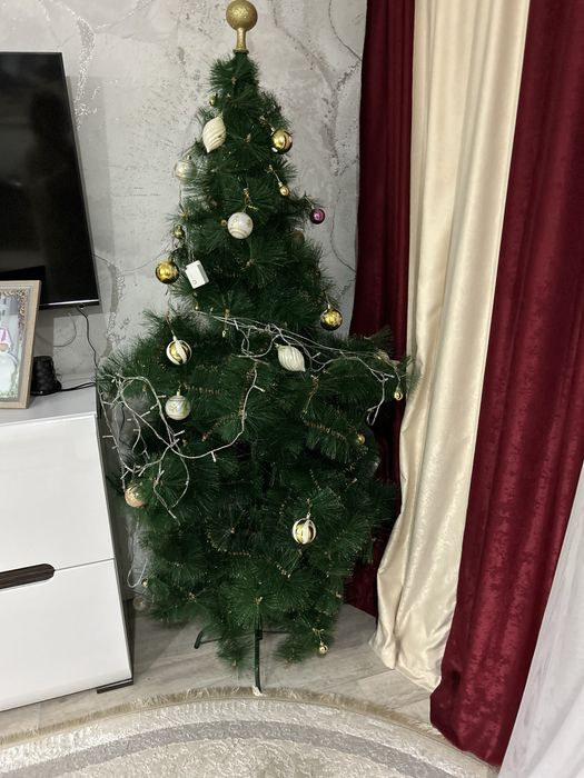 Срочно продам елку с игрушками за 10000