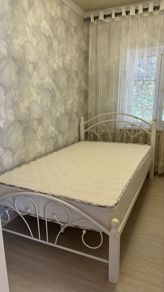 кровать с матрасом