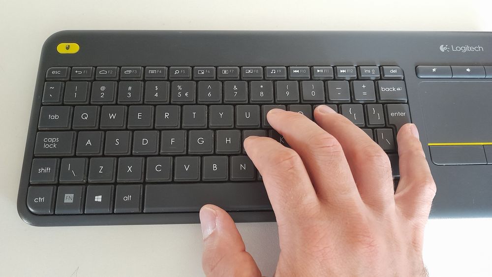 Tastatura Wireless Logitech K400 Plus Dark, Touchpad, USB, Black