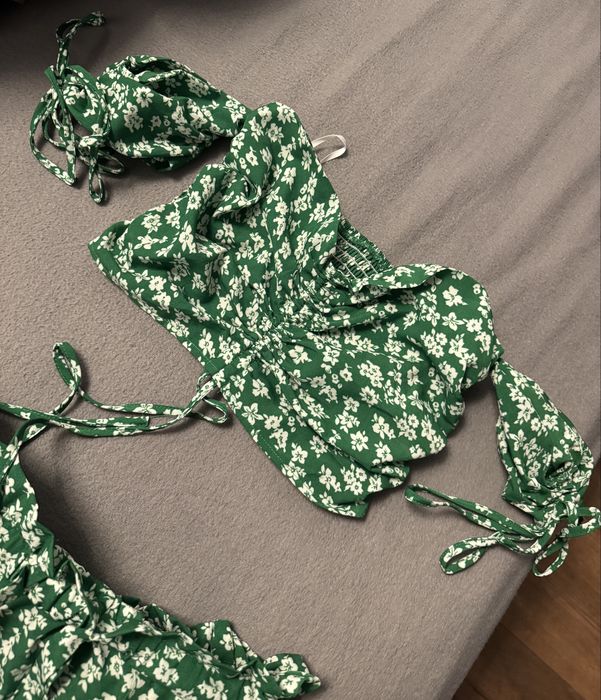 Зелен сет с флорални елементи