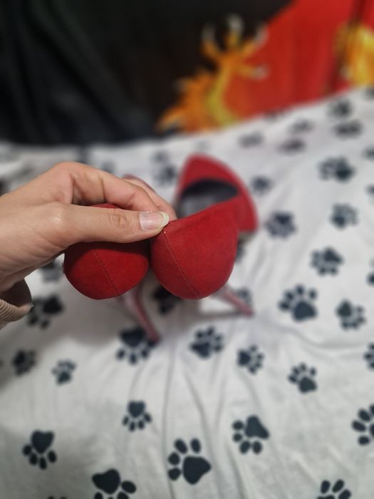 Pantofi roșii cu toc