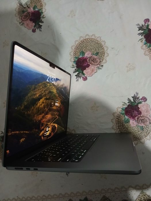 MacBook Air M2 2023 — 15.3" ekran, 8GB RAM, 256GB SSD

Apple M2 chip,