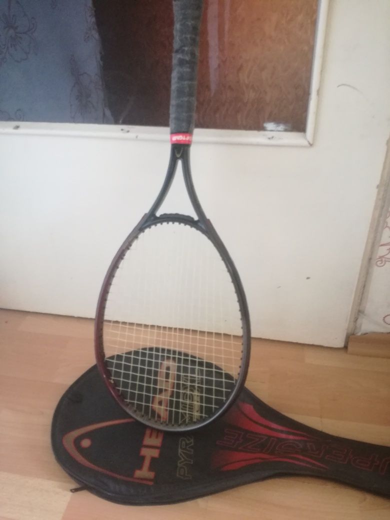 Тенис ракета за корт