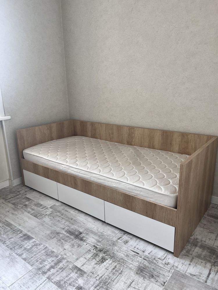 Кровать в детскую с матрасом