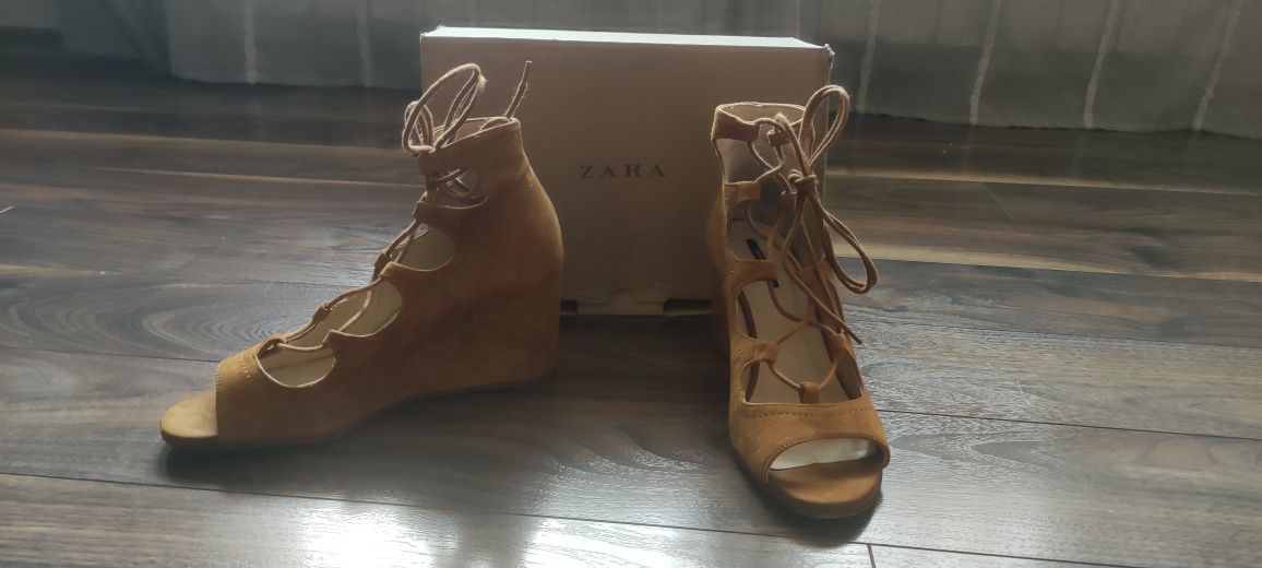 Кожени сандали Zara