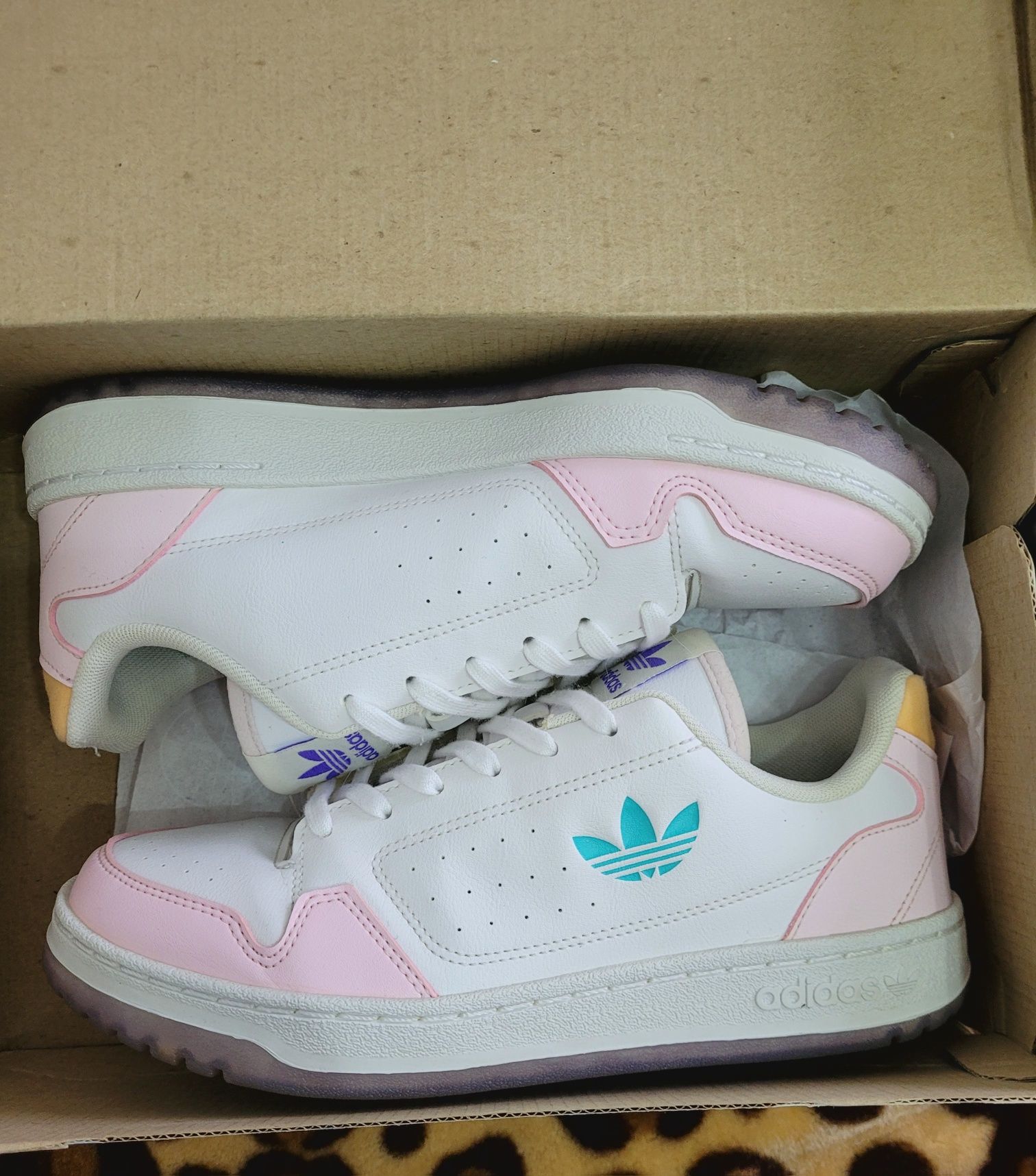 Adidas. NY. 90 J