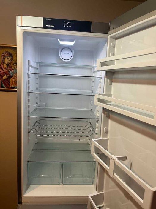 Продавам хладилник с фризер Liebherr CNEF 4015