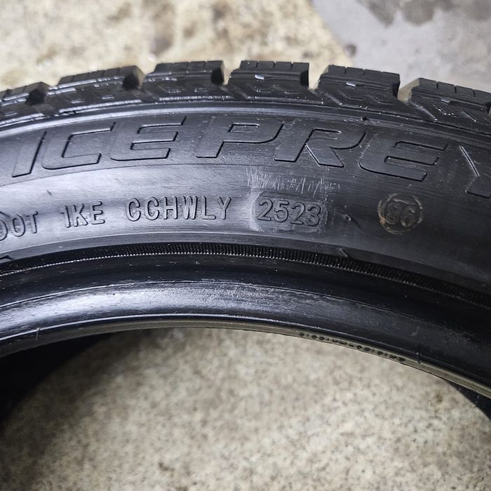 Зимние 18 с шипами почти новые