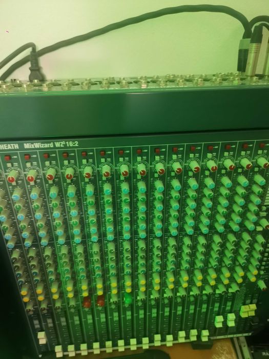продавам Allen & Heath MixWizard 16:2 mixing console