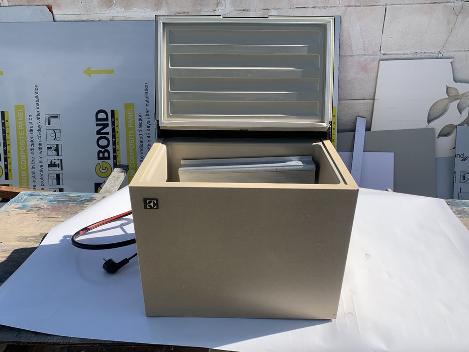 Продавам хладилник на ток 220v, 12v, газ 40 л Electrlux