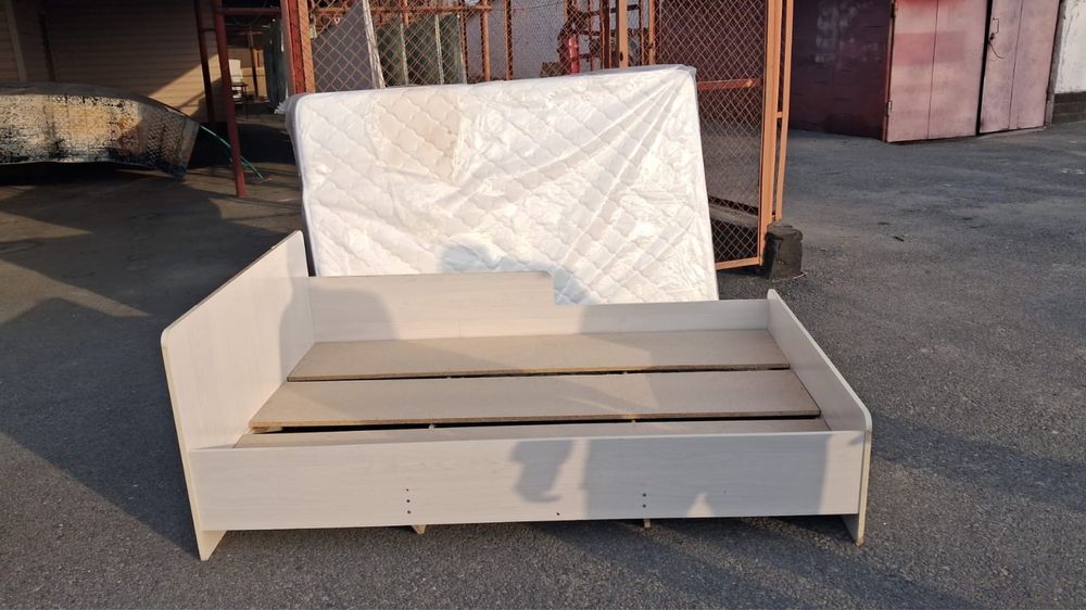 Кровать с матрасом 190х1.25