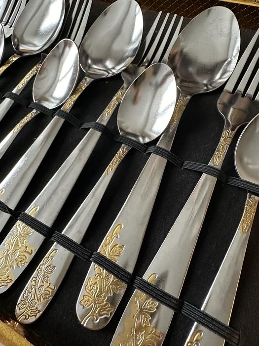 Продам набор столовых приборов на 8 персон