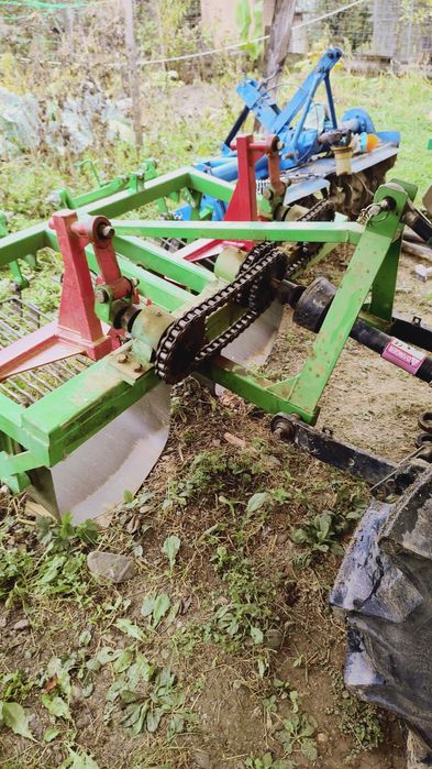 Vând mașina de scos cartofi pe două rânduri prin vibrare